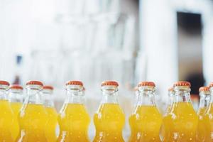 botella de refresco de vidrio fanta naranja foto