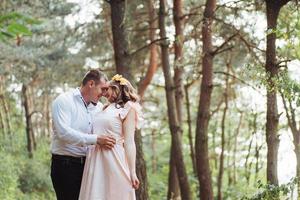 pareja feliz en un mundo de belleza de bosque de pinos foto