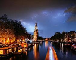 fantástico collage. hermoso relámpago. noche en amsterdam. foto