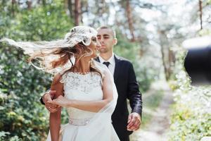 novio en un parque el día de su boda foto