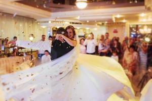 novios felices en su primer baile foto