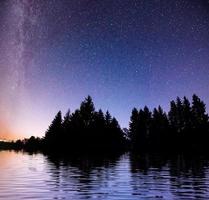 cielo estrellado sobre el mar. fantástica vía láctea. lluvia de meteoros foto