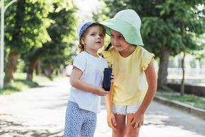 niña feliz con auriculares para compartir música foto