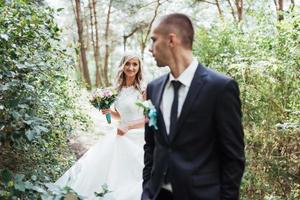 feliz pareja joven posa para los fotógrafos en su día más feliz. foto