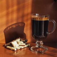 vaso de café caliente con galletas y chocolate foto