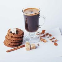 vaso de café caliente con galletas y chocolate foto