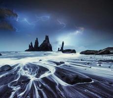 relámpago en el cielo oscuro y nublado. fantástica escena nocturna anual. los foto