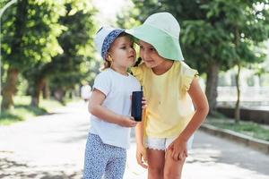 niña feliz con auriculares para compartir música foto