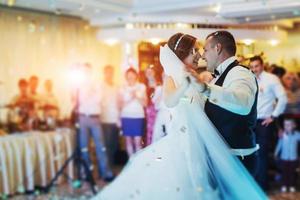 novios felices en su primer baile foto