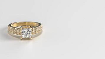 anillo de compromiso de oro amarillo princesa con piedras laterales de tres capas en el vástago colocado al frente
