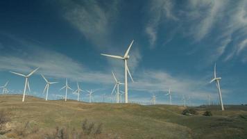 Windkraftanlagen drehen sich vor blauem Himmel video