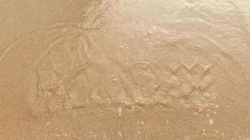 zachte golven op het strand met vakantietekst video