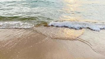 olas suaves en la playa con playa de arena