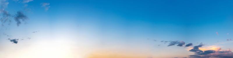 cielo dramático panorama con nubes en la hora del amanecer y el atardecer. foto