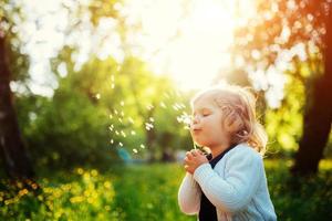 niño con diente de león foto