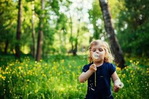 niño con diente de león foto