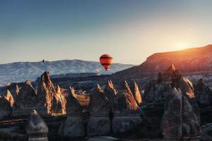 increíble puesta de sol sobre capadocia. hermosos globos de colores. pavo foto