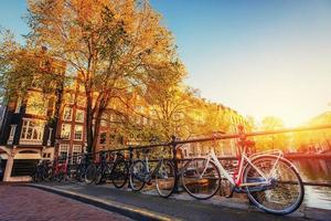 hermosa escena tranquila de la ciudad de amsterdam. foto