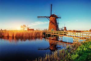 el camino que conduce a los molinos de viento holandeses desde el canal foto