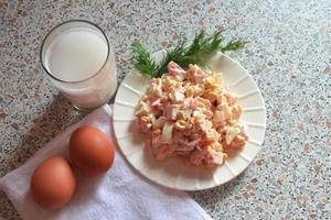 desayuno de leche, huevos y ensalada foto