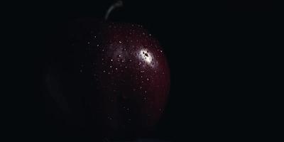 maçã vermelha em gotas de orvalho e brilho nela