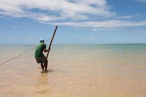 ponto do corumbá, brasil. 6 de marzo de 2022 pescadores locales tirando de su red de la captura de la mañana. foto