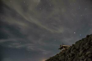 impresionantes nubes en movimiento se elevan por la noche foto