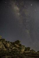 impresionante galaxia de la vía láctea en la noche foto