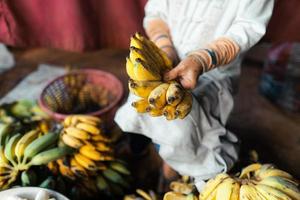 plátano cultivado para procesamiento, plátano en manos del vendedor foto