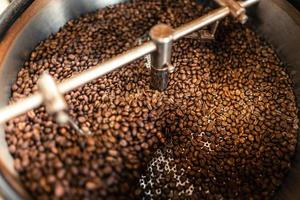 granos de café tostados en una máquina de refrigeración foto