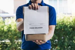 el personal de entrega está entregando envases de alimentos a los clientes. foto