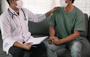 el médico visita a los pacientes en el hogar y hace un seguimiento de los resultados del tratamiento mientras brinda confianza a los pacientes en el hogar durante el brote de una nueva cepa de coronavirus. foto