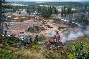 vista de los botes de pintura del artista en yellowstone foto