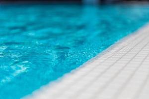 superficie de agua ondulada de la piscina. agua rasgada azul en la piscina banner de vacaciones de verano, actividad recreativa de relajación al aire libre foto