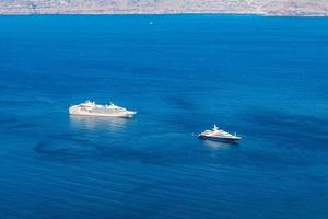 vista aérea del hermoso crucero blanco, crucero de lujo en la luz del sol de la mañana del océano azul profundo, viajes turísticos en vacaciones de verano. foto