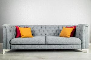 vista elegante y moderna del sofá de estilo rústico con cojines coloridos foto