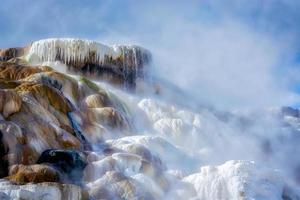 mamut aguas termales en el parque nacional de yellowstone foto