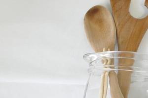detalles de una jarra de vidrio con utensilios de cocina de madera foto