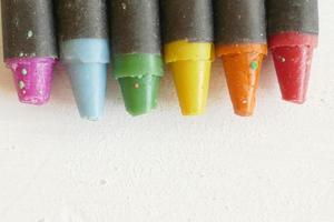 crayones multicolores contra el fondo blanco. foto