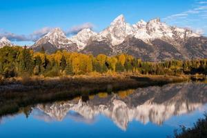 grand tetons reflejo en el río serpiente foto