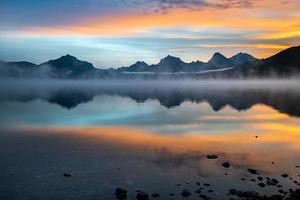 amanecer en el lago mcdonald en montana foto