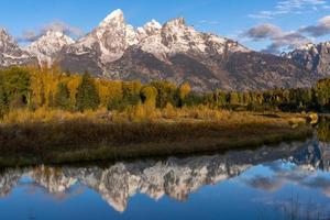 grand tetons reflejo en el río serpiente foto