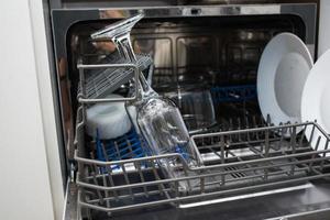pastilla para lavavajillas. limpieza de la cocina. lavar los platos en el lavavajillas foto
