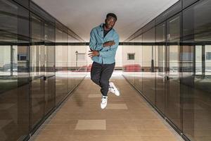 hombre afroamericano activo saltando en el corredor foto