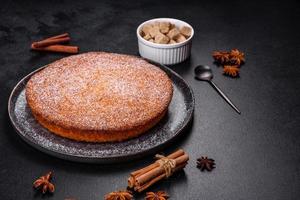 pastel de calabaza en la tabla de cortar de mármol. fondo oscuro copie el espacio foto