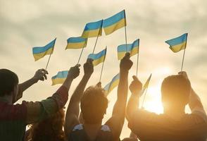multitud con banderas ucranianas en la noche.