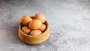 huevos de gallina frescos en la mesa foto