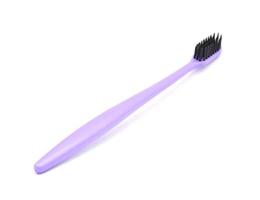 Cepillo de dientes de color púrpura brillante aislado sobre fondo blanco. foto