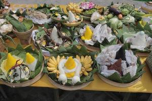 ofrendas en la ceremonia nyepi de los hindúes indonesios. foto