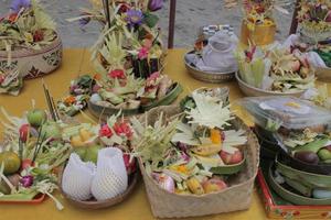 ofrendas en la ceremonia nyepi de los hindúes indonesios. foto